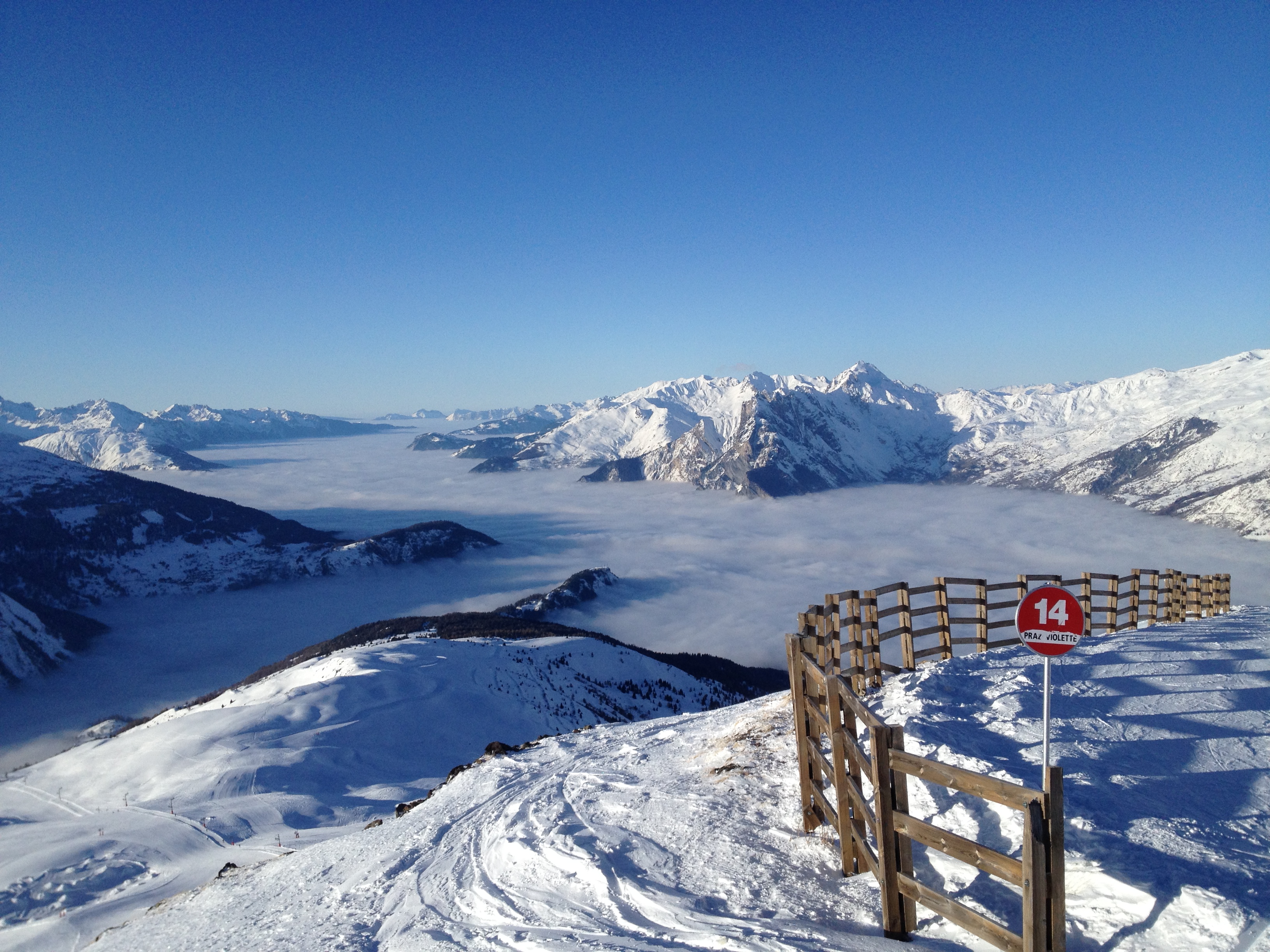 Mode sur les pistes de ski : rouge et bleu